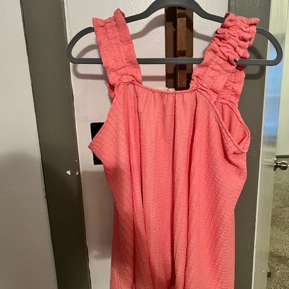 Coral Sleeveless Top - Picture 2 of 3